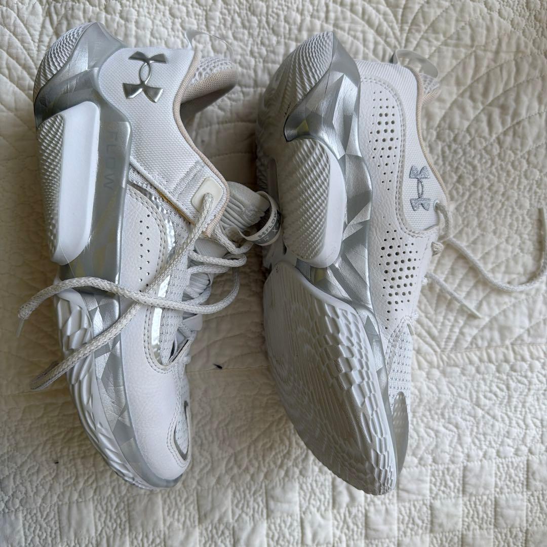 Under Armour バスケットボールシューズ ホワイト/シルバー