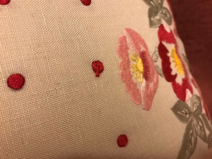 アンティーク 手刺繍 フランス刺繍のクッション ピンク