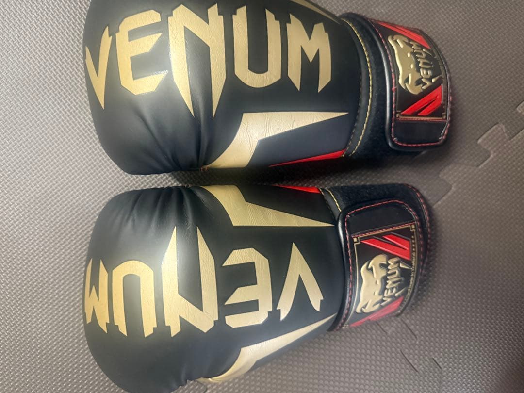 Venum ボクシンググローブ 黒/金