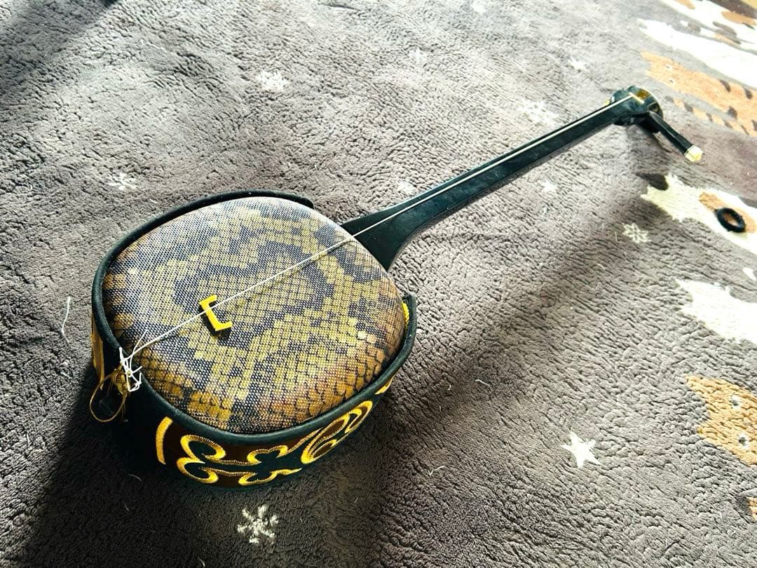 三味線 金色装飾　沖縄三線 人口皮 現状品