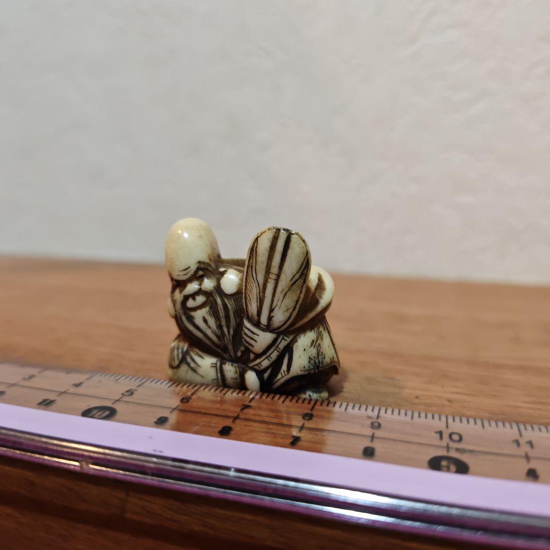 時代提物 仙人根付 天然素材【軍配仙人】高さ約2.9cm 重約18ｇ☆巧みな彫込