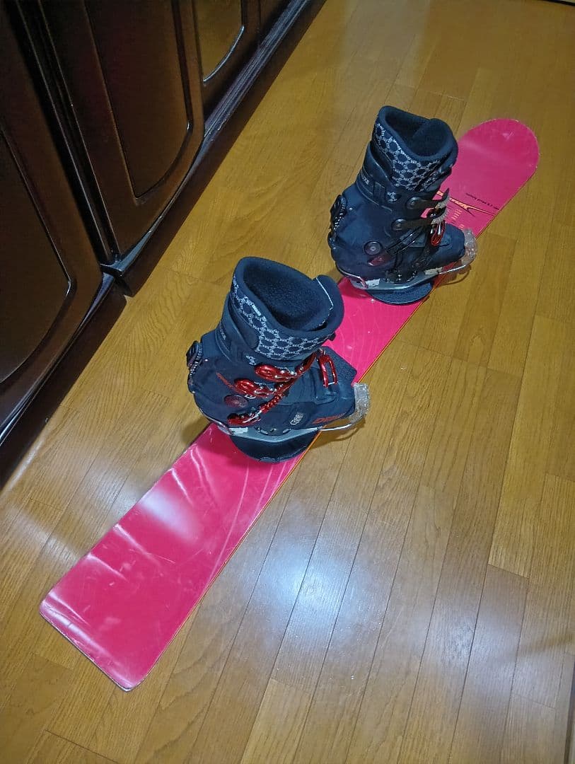 BURTONアルペンスタイル　赤スノーボードと黒ブーツセット