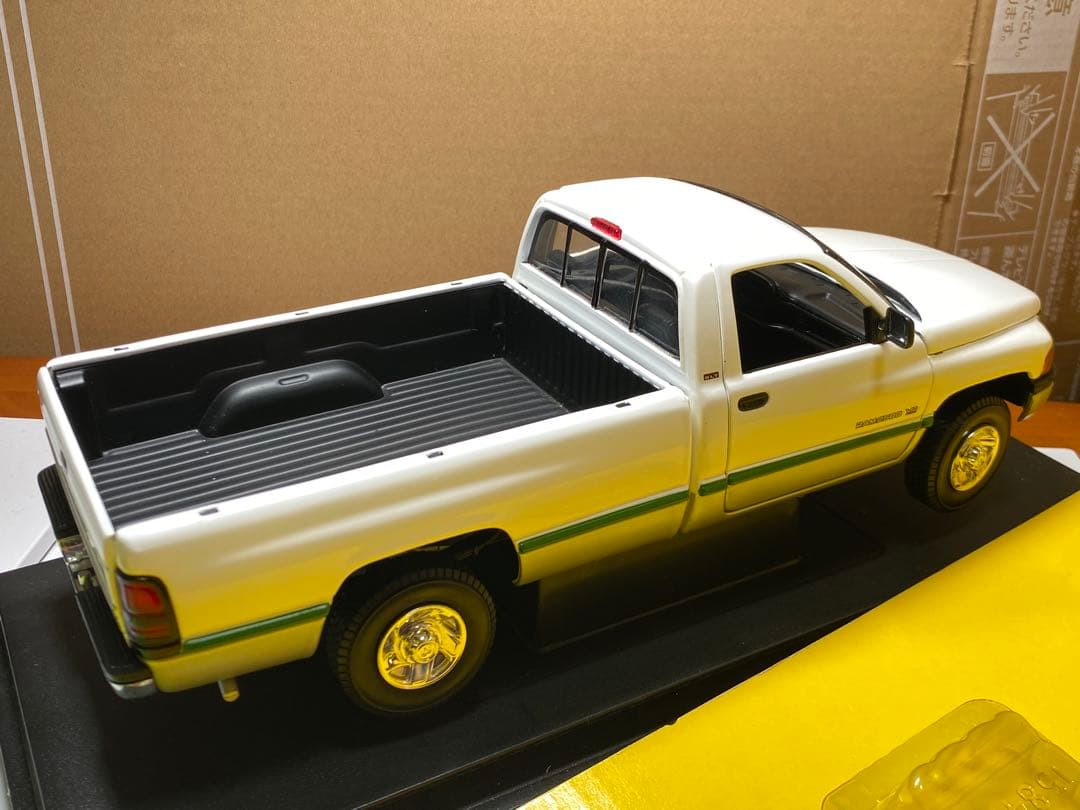 1/18 アーテル　ダッジ　ラム　2500 1/18 ミニカー