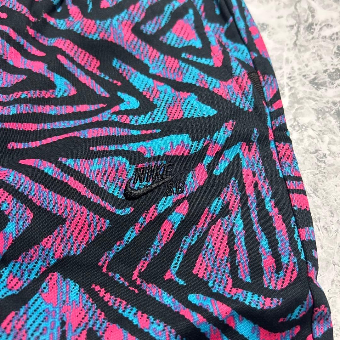 新品タグ付きNIKE SB ナイキ　エスビー　総柄パンツ
