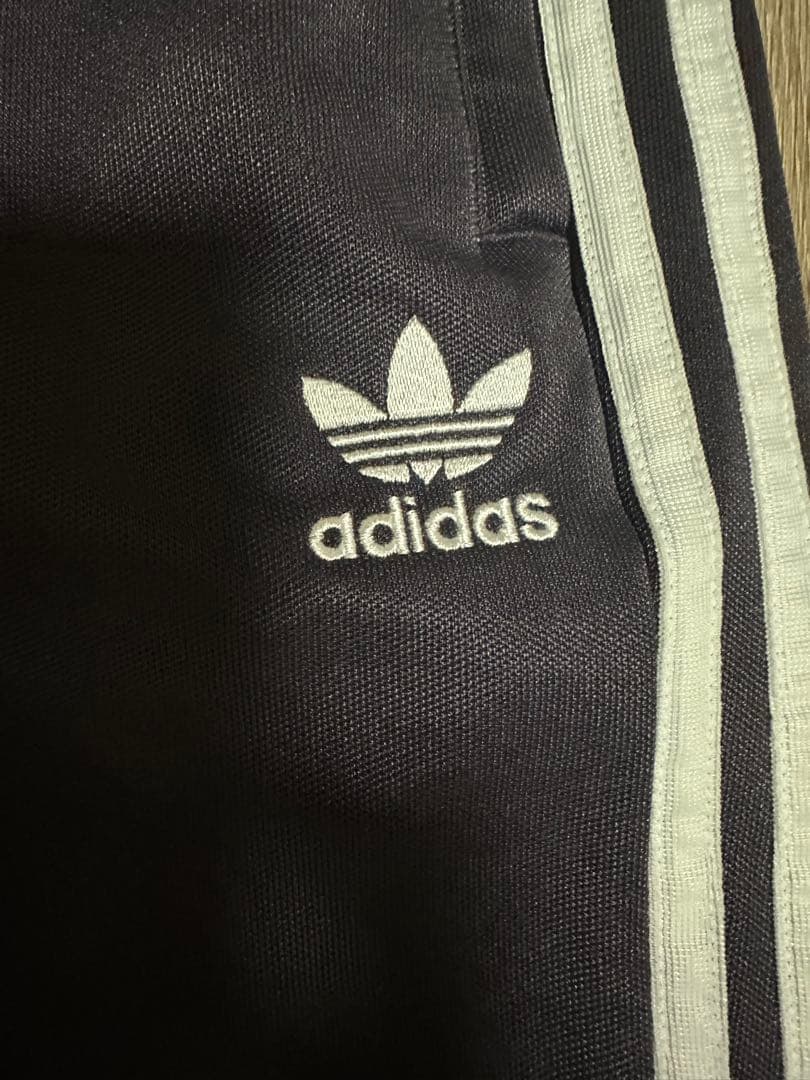 adidas バギーフィットファイヤーバードトラックパンツ