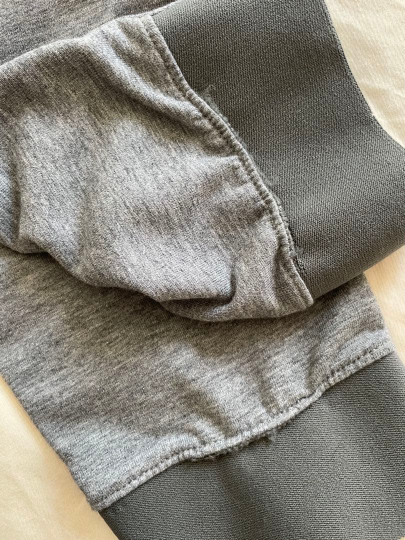  gray joggers サイズはSです。