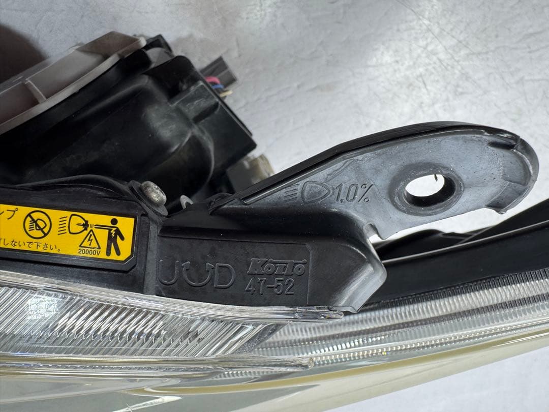 プリウスZVW30後期ヘッドライト左右セットキセノン　HID　レベ付47-52