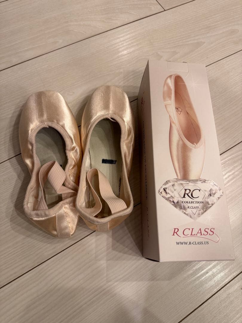 R CLASS ベージュ トゥシューズ サテン