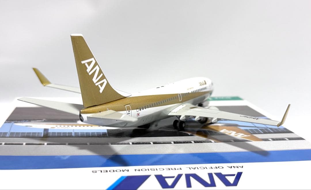 全日空商事 1/200 B737-700 ANA GOLD JET