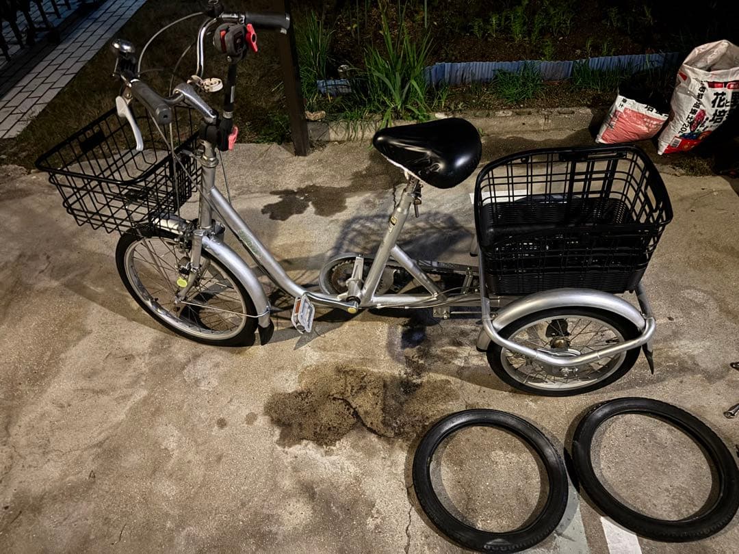 シルバー三輪自転車(前後バスケット付) メーカー不明　発送出来ません。