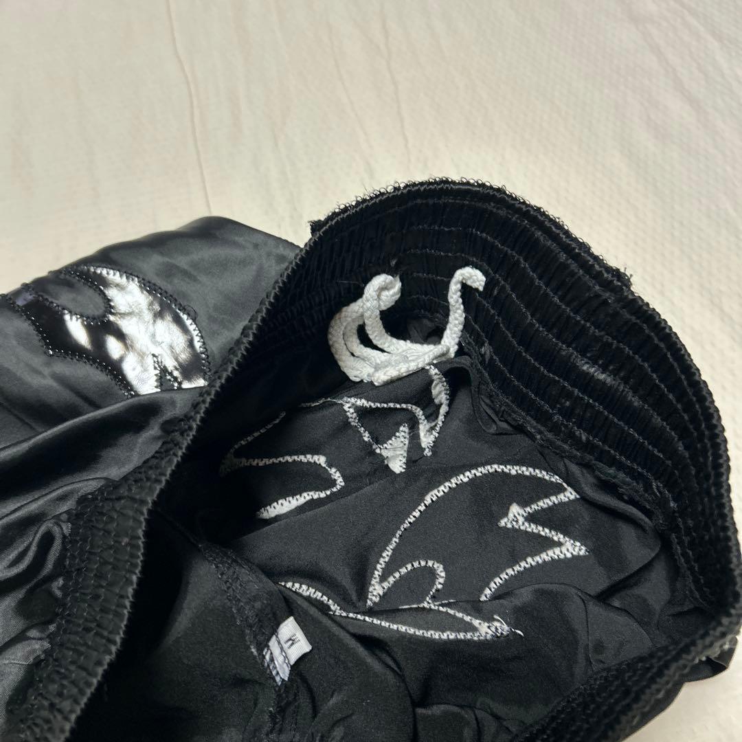 VENUM 黒 サテン キックパンツ　刺繍入り
