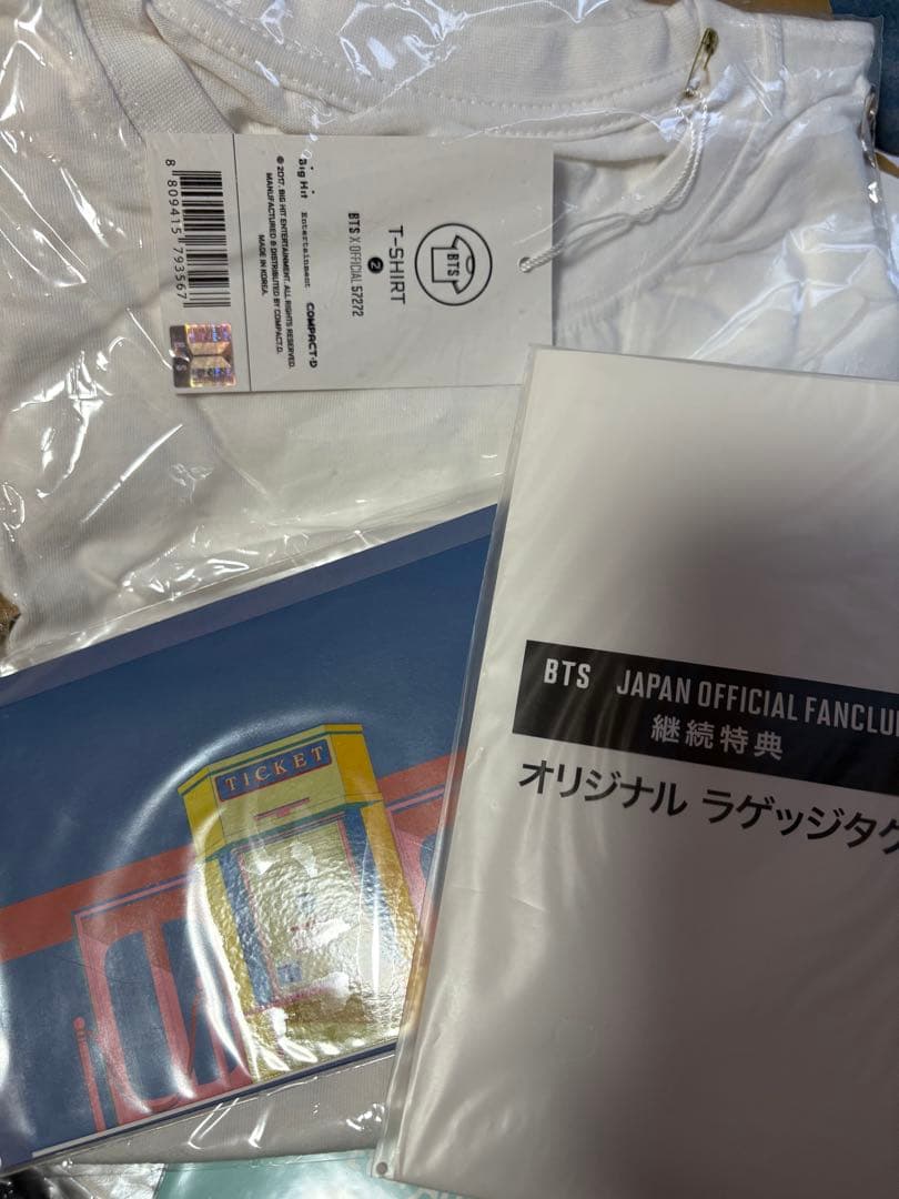 BTS グッズまとめ売り　うちわ ペンライト　缶バッジ　65点以上
