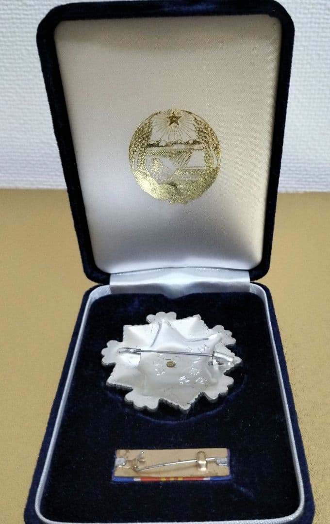 希少！北朝鮮　勲章ヴィンテージ箱付き　メダル　バッジ　ミリタリー雑貨