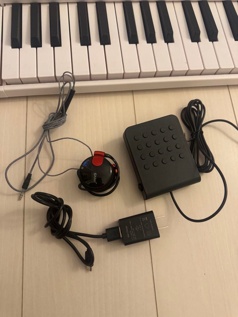 美品　電子ピアノ 61鍵盤 折り畳みホワイト