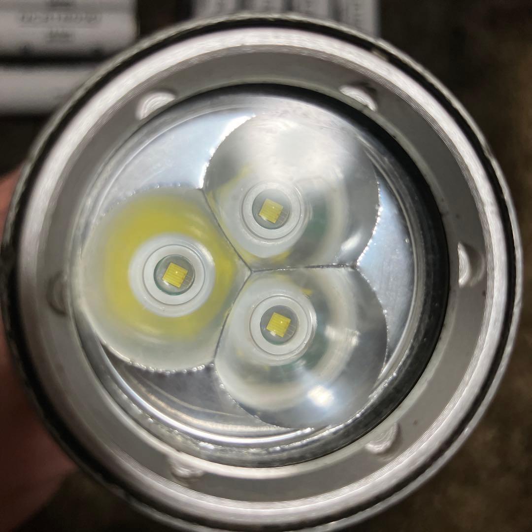 【日本製】高輝度LED懐中電灯 ＋ NCR18650電池12本リチウムイオン電池