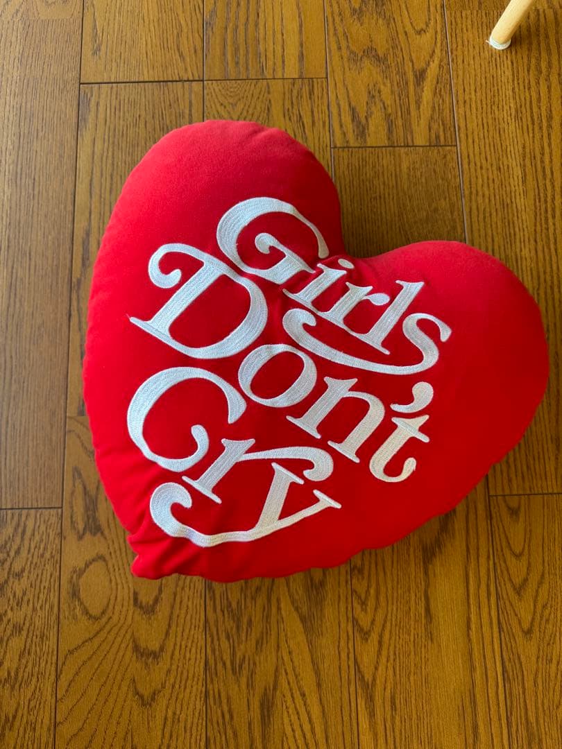 Girls Don't Cry ハート型クッション