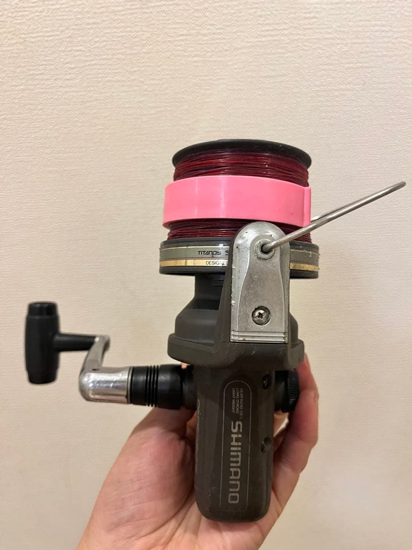 スピニングリール 赤いライン付き