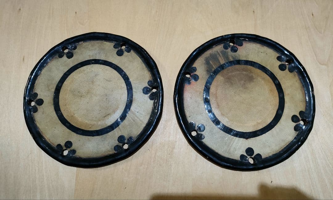 小鼓の胴と古い皮と紐