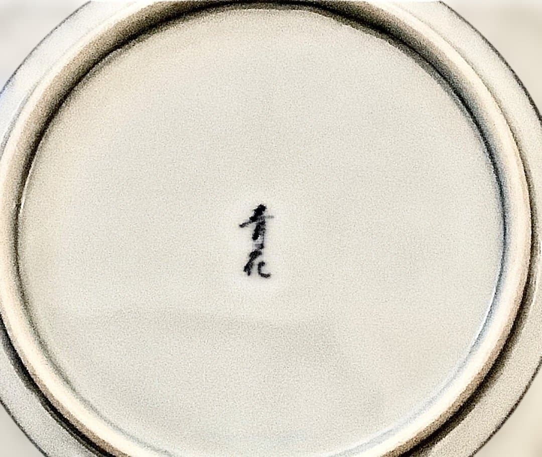 青白い花柄の陶器皿