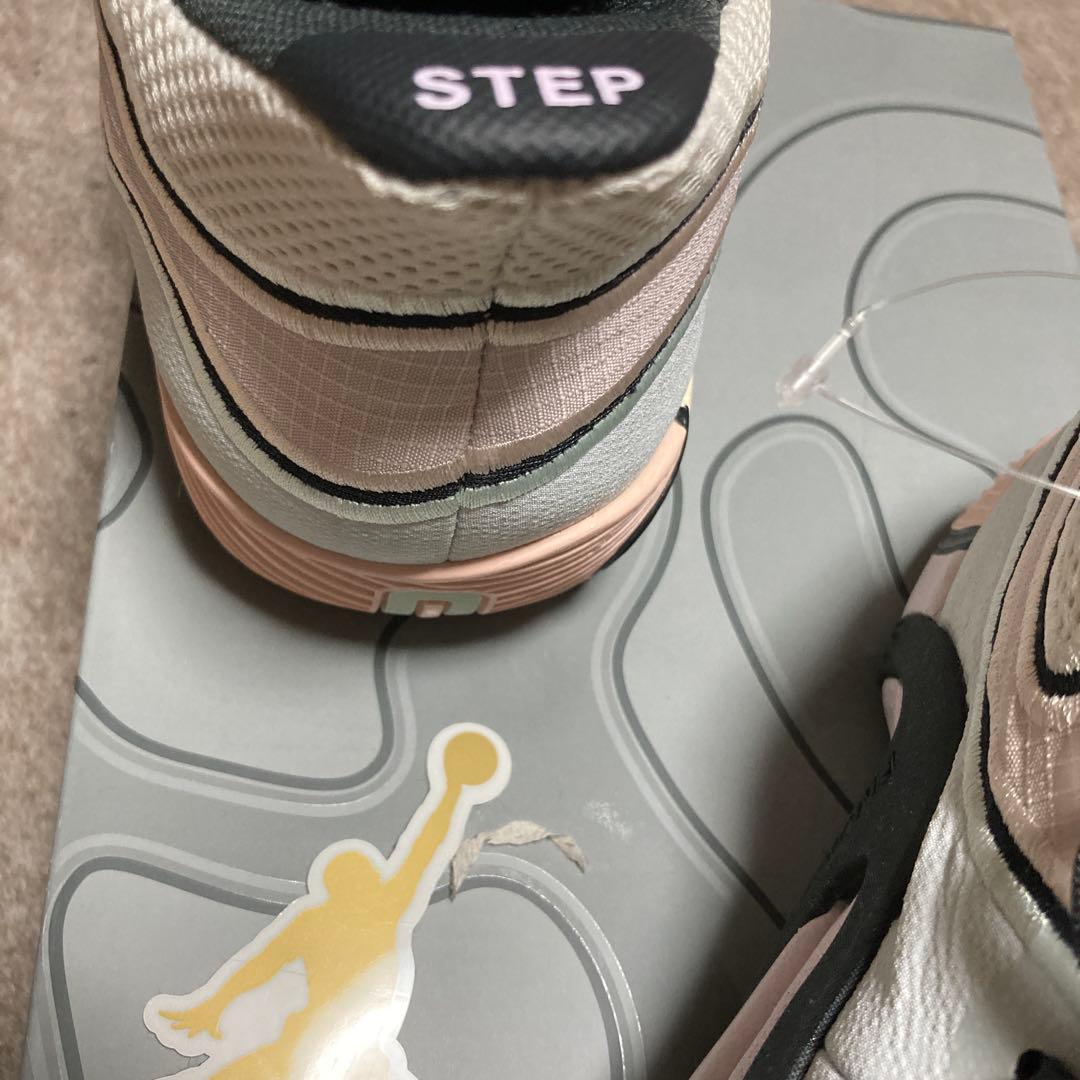 Jordan STEP 女性用バスケットボールシューズ