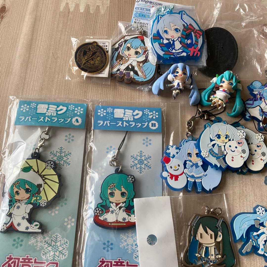 初音ミク 雪テーマ アクリルキーホルダーセット　ピンズ　フィギュア