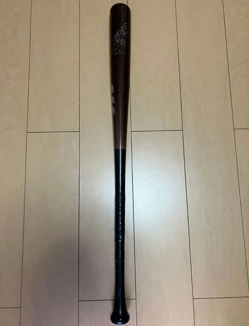T-岡田選手直筆サイン入りバット