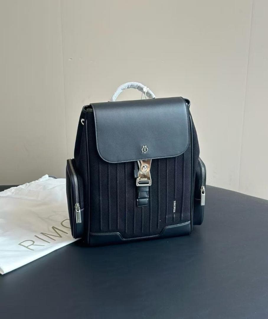 RIMOWA ブラックバックパック ストライプデザイン