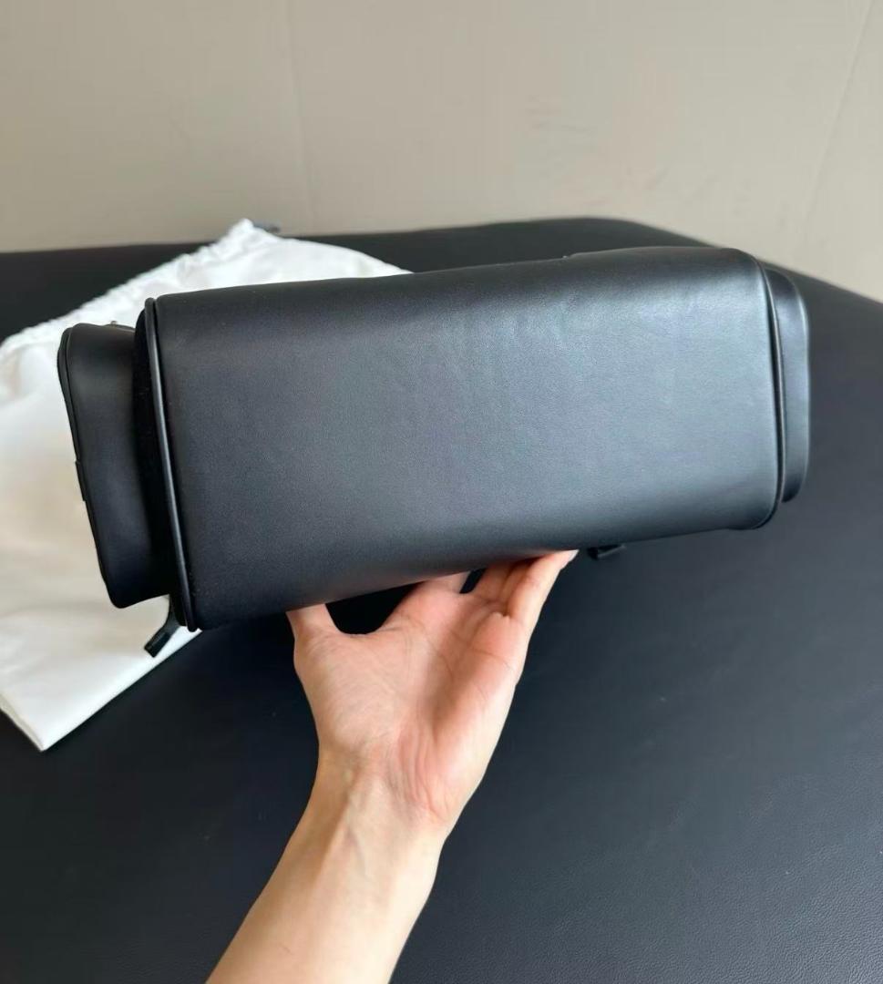 RIMOWA ブラックバックパック ストライプデザイン