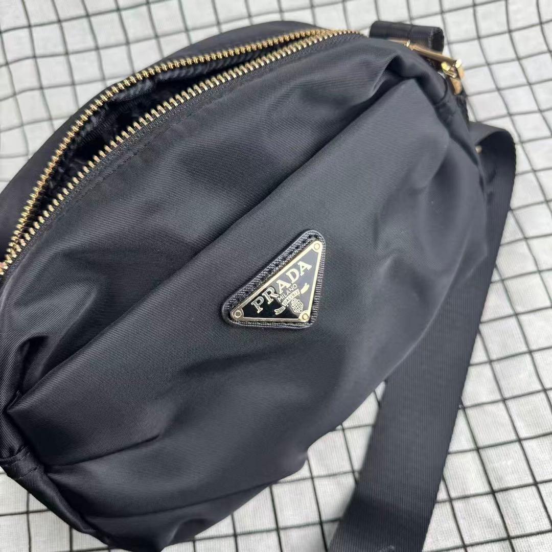 PRADA ブラック ショルダーバッグ ナイロン 三角口ゴ ノベルティ