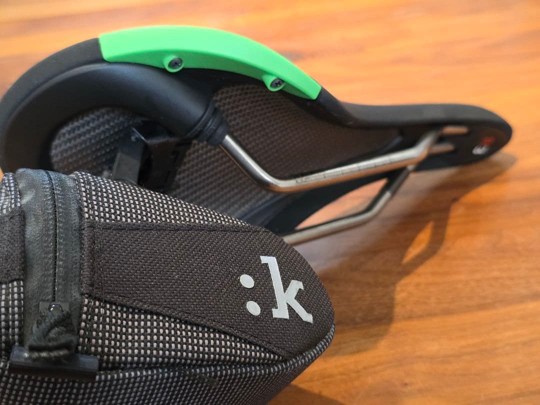 Fizik アリアンテ　ALIANTE　R3　サドル 緑　フィジーク