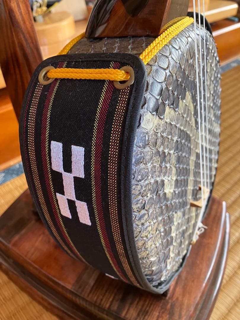 沖縄三線最高峰八重山黒木与那城型本皮一枚張りスンチ塗りの出品です♪