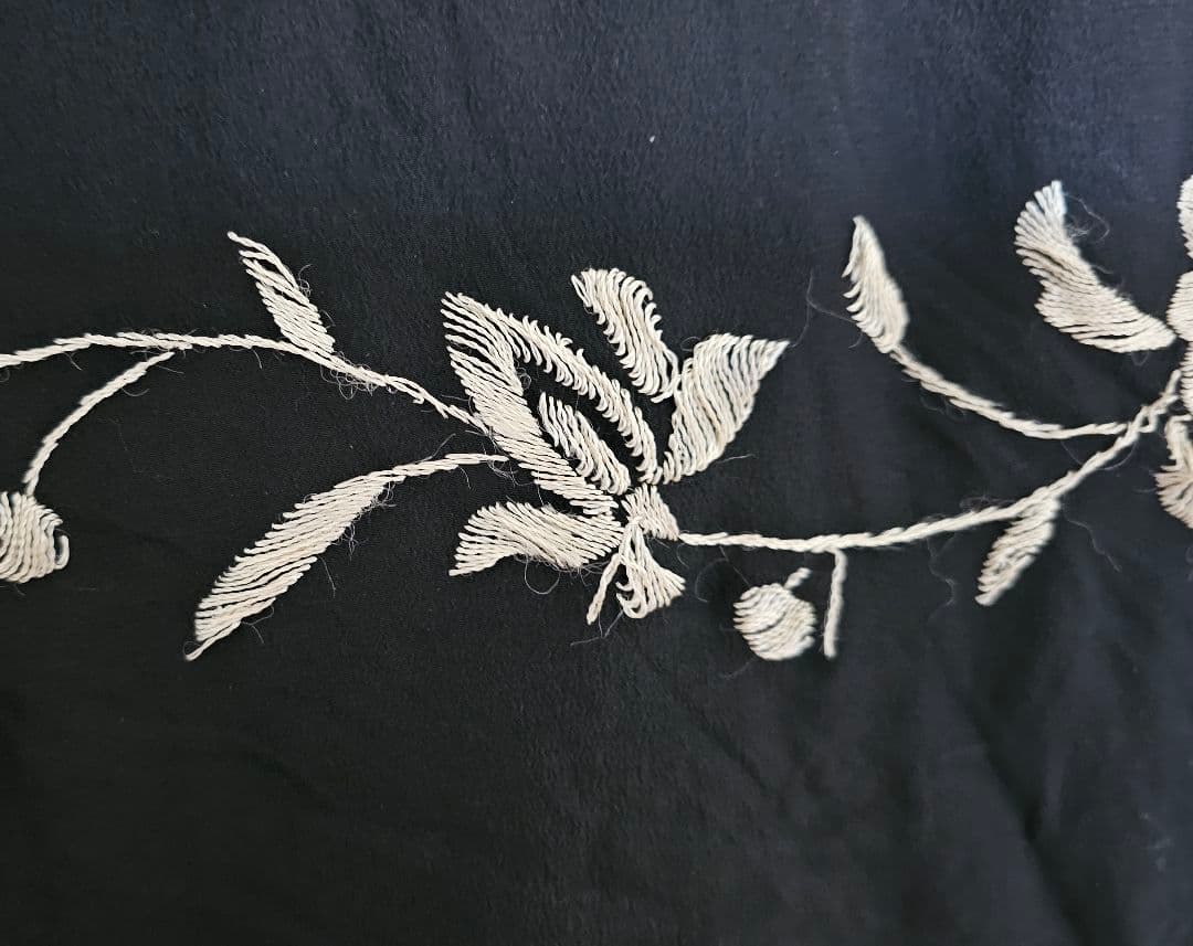 フラメンコ用　マントンシージョ黒地にアイボリー花柄刺繍 フリンジ付き