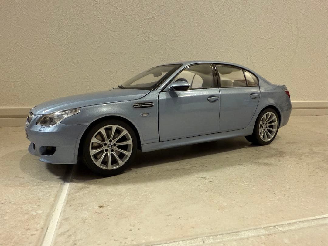 M5 ミニカー ライトブルー　KYOSHO 1:18 E60