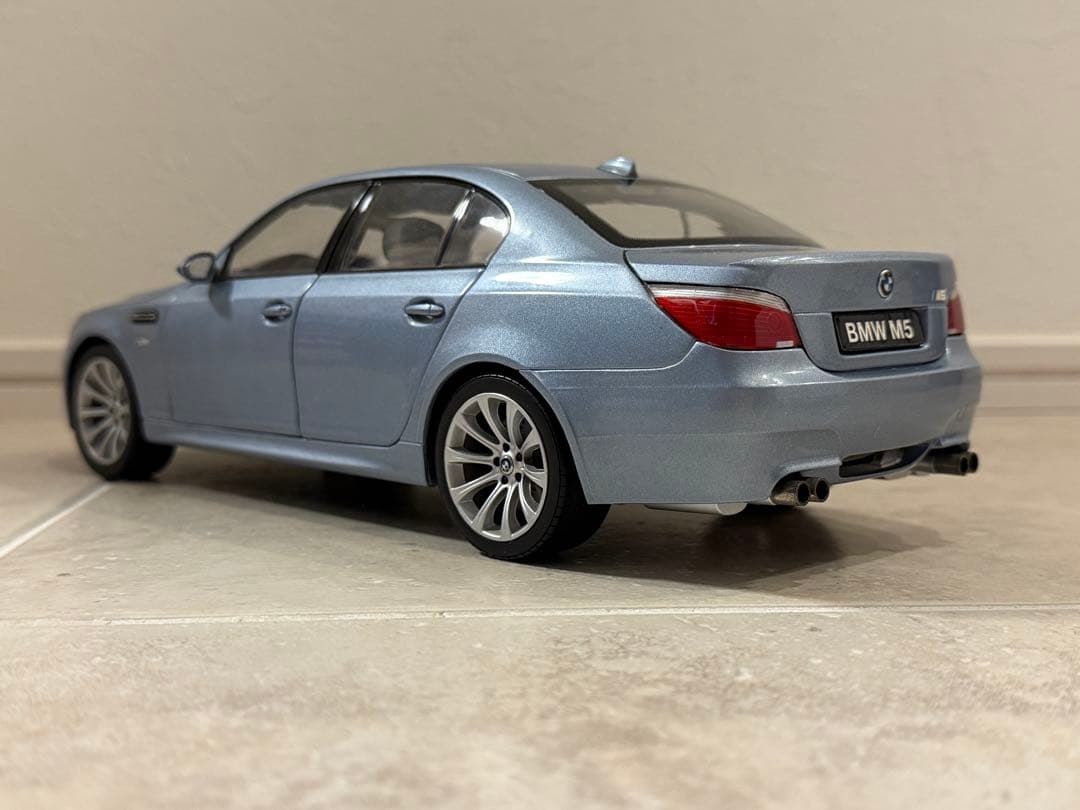  M5 ミニカー ライトブルー　KYOSHO 1:18 E60