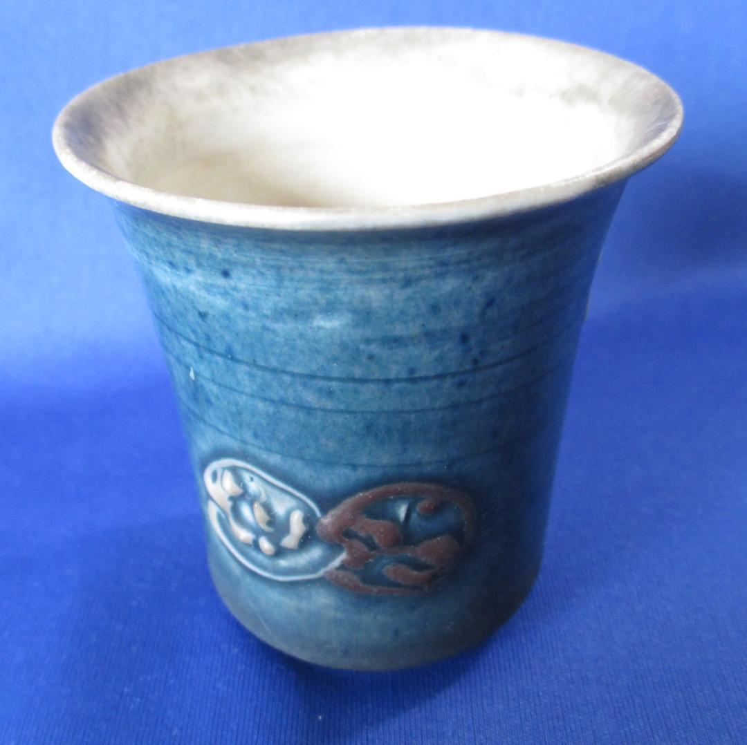 青色 陶器カップ 立体模様付き