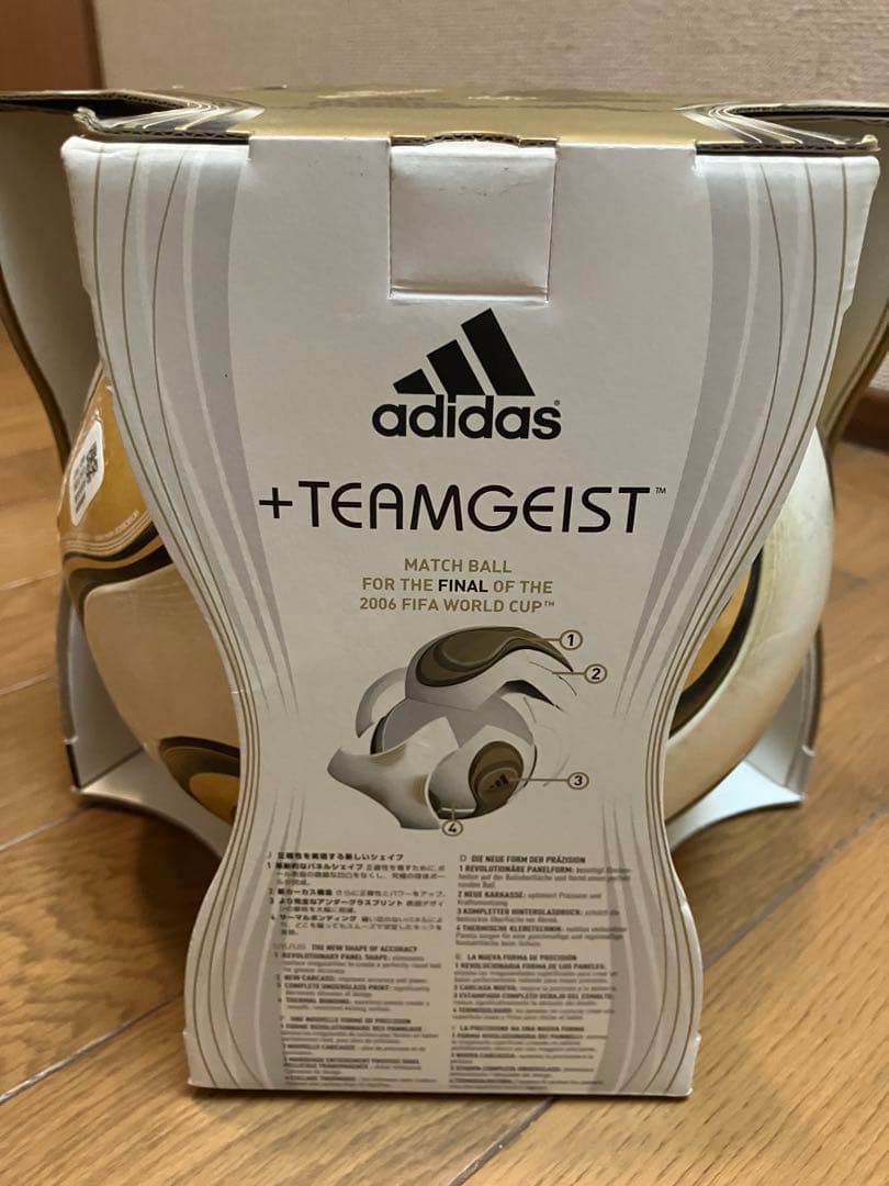 チームガイスト　adidasサッカーボール