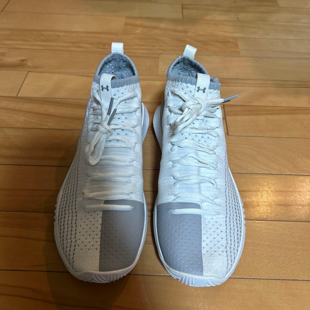 UNDER ARMOUR バスケットボールシューズ ホワイト　ヒートシーカー