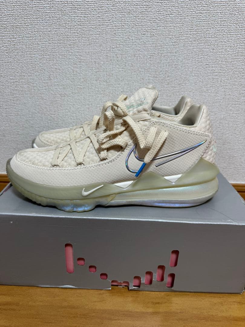Nike LeBron 17 low ベージュ シューズ