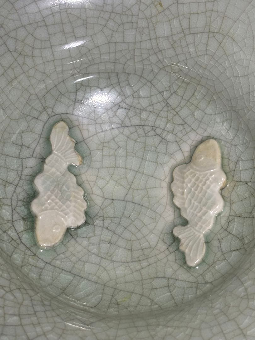 中国　宋元時代 淡い緑色の魚の装飾皿