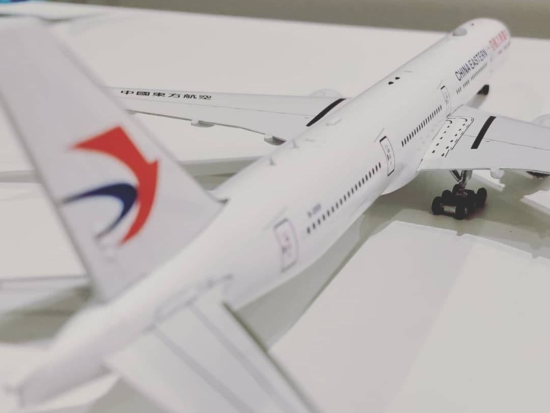 中国東方航空 Boeing 777-300 1/400
