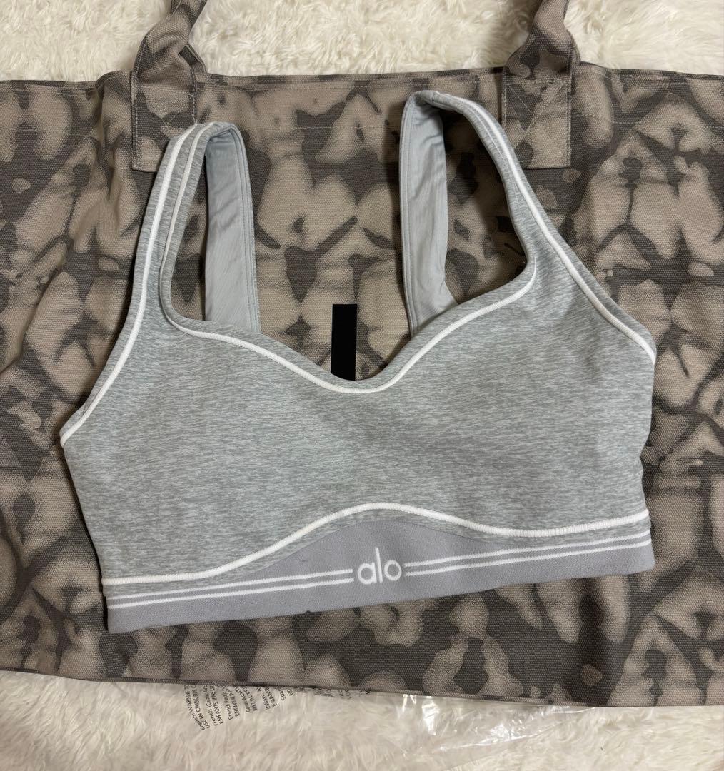 新品/Alo yoga ブラ グレー Airbrush Heart Throb