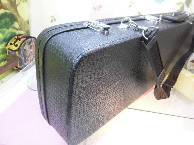 ☆(送料無料)13.980円沖縄三線専用　肩紐付きふかふかハードケース調弦器付き
