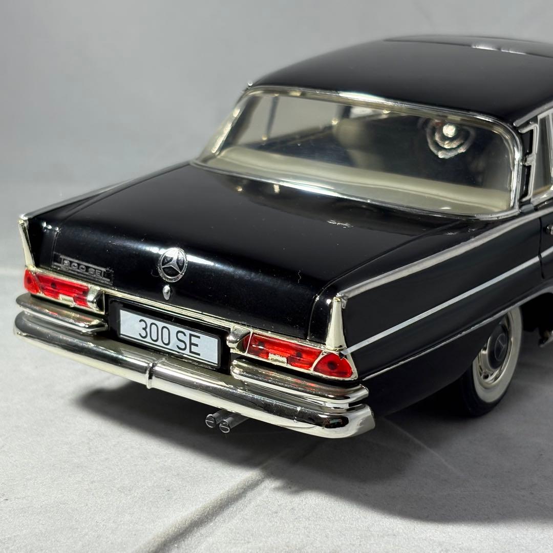 メルセデス・ベンツ 300 SE( ハネベン) 1/18 ブラック
