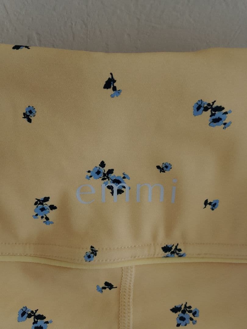 【美品】emmi yoga 花柄レギンス イエロー クイックドライ/UVカット