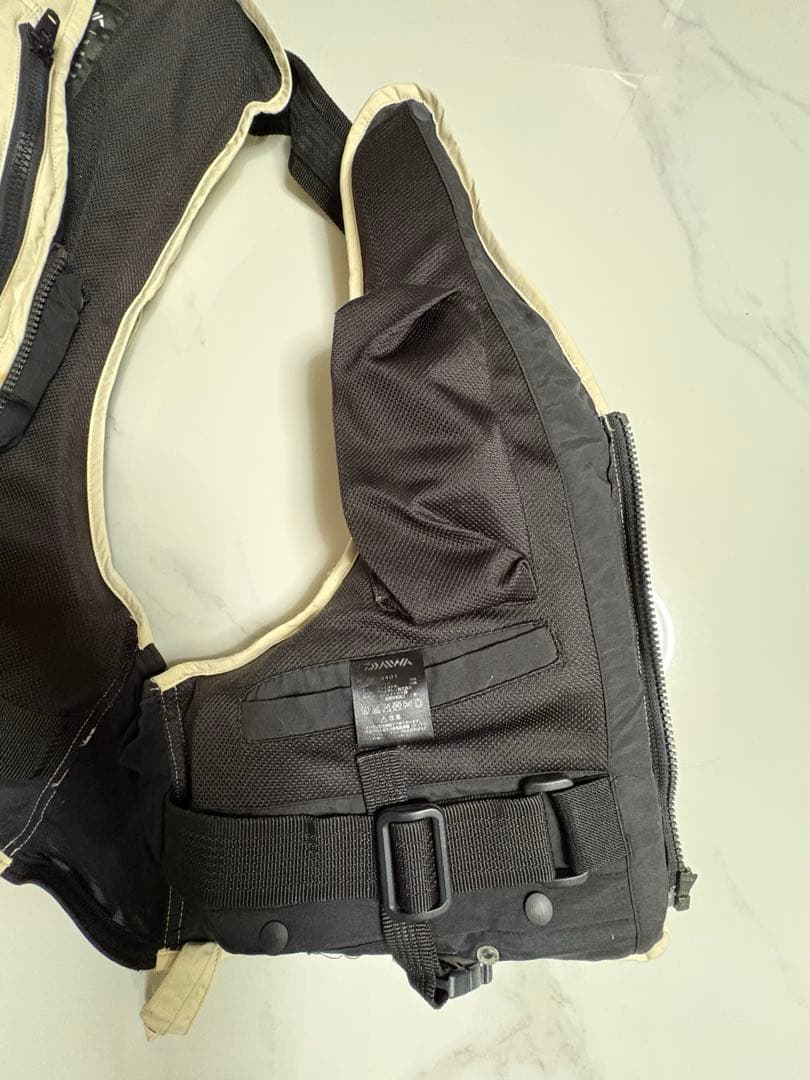 ダイワ　プロバイザー　ライフジャケットDF1401 Ｌサイズ中古