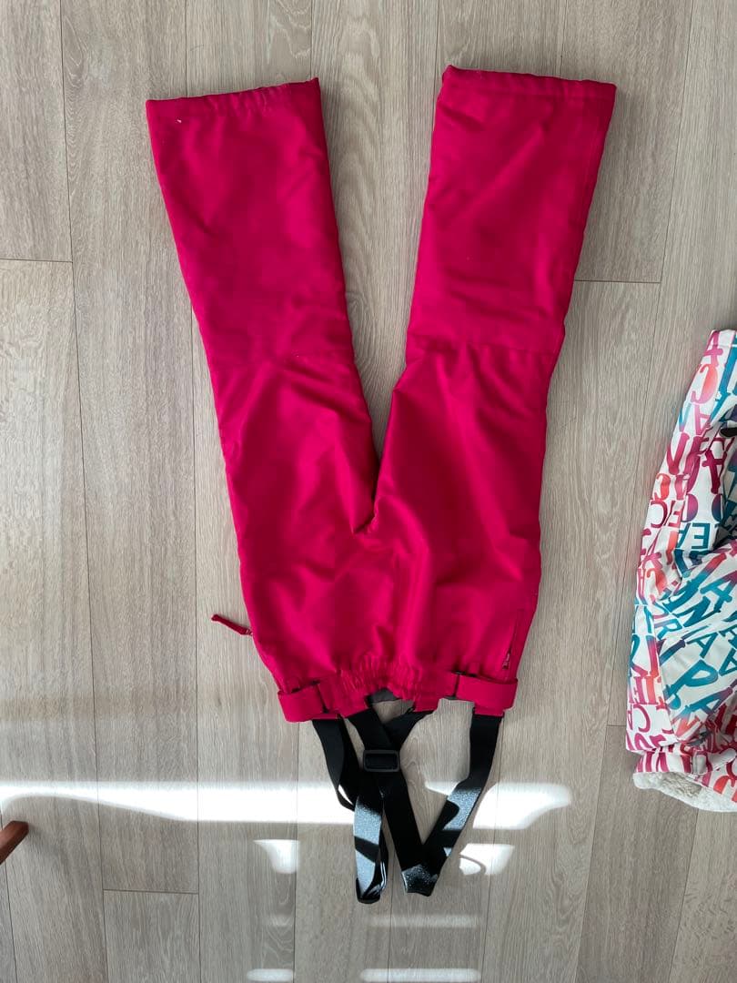 【女の子用】スキーウェアスキーウェア2着、ヘルメット、スノーシューズ