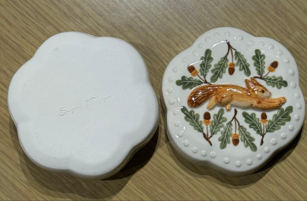Sugar poppo 蓋物　小物入れ　リス　跳びリス　どんぐり　りす　陶器