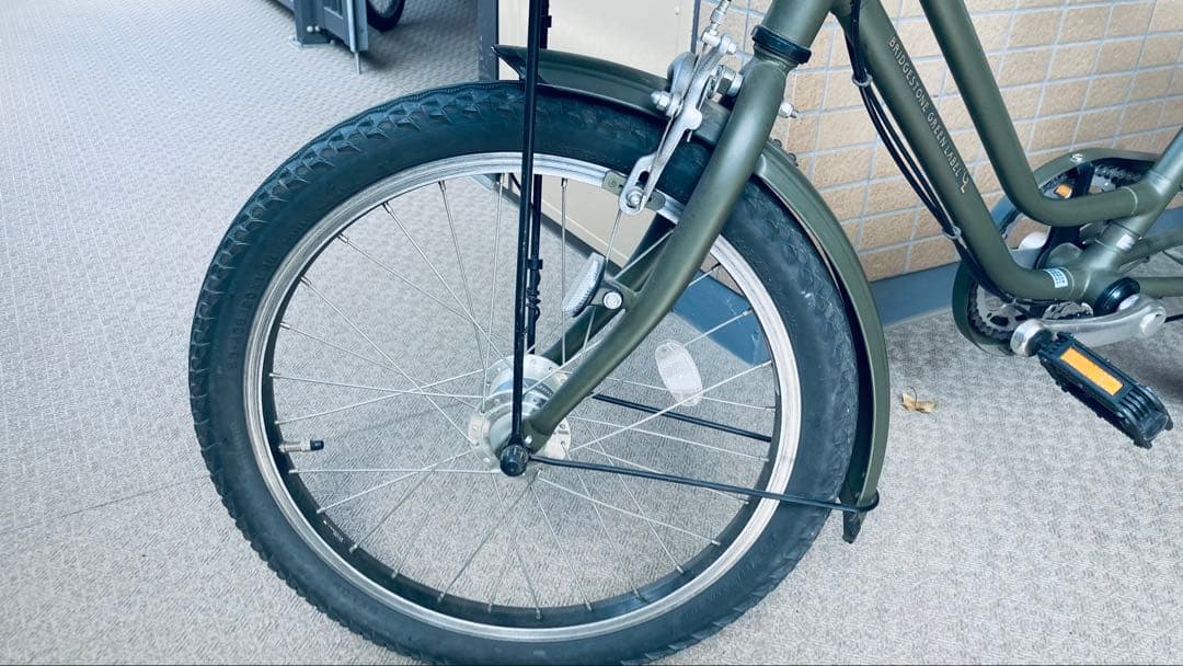 【美品】ブリヂストン_ベガス_カーキ_自転車_20インチ-前カゴ大