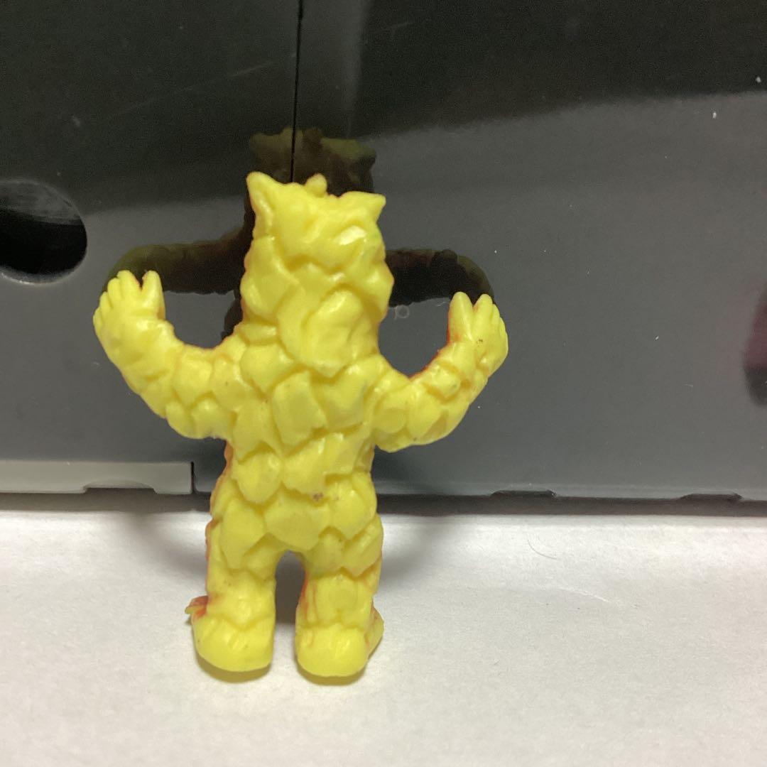 怪獣消しゴム　ケロニア　黄色　ピンク　ポピー