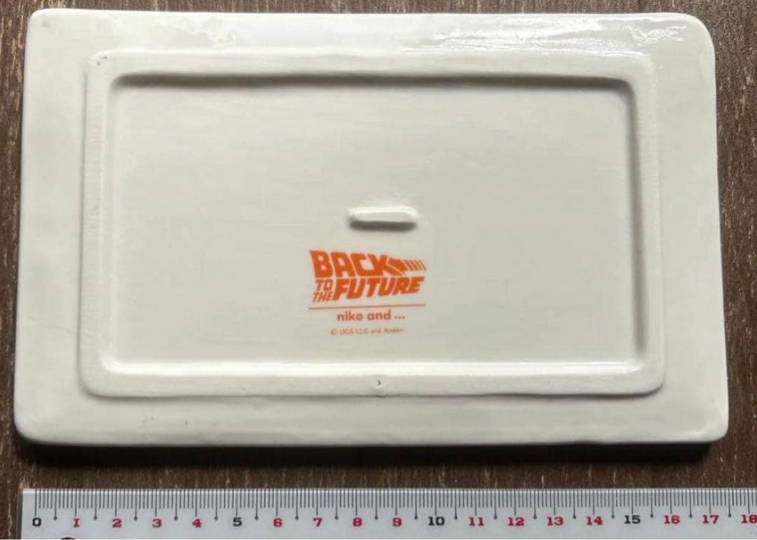 バック・トゥ・ザ・フューチャーのタイムサーキット型置時計　お皿